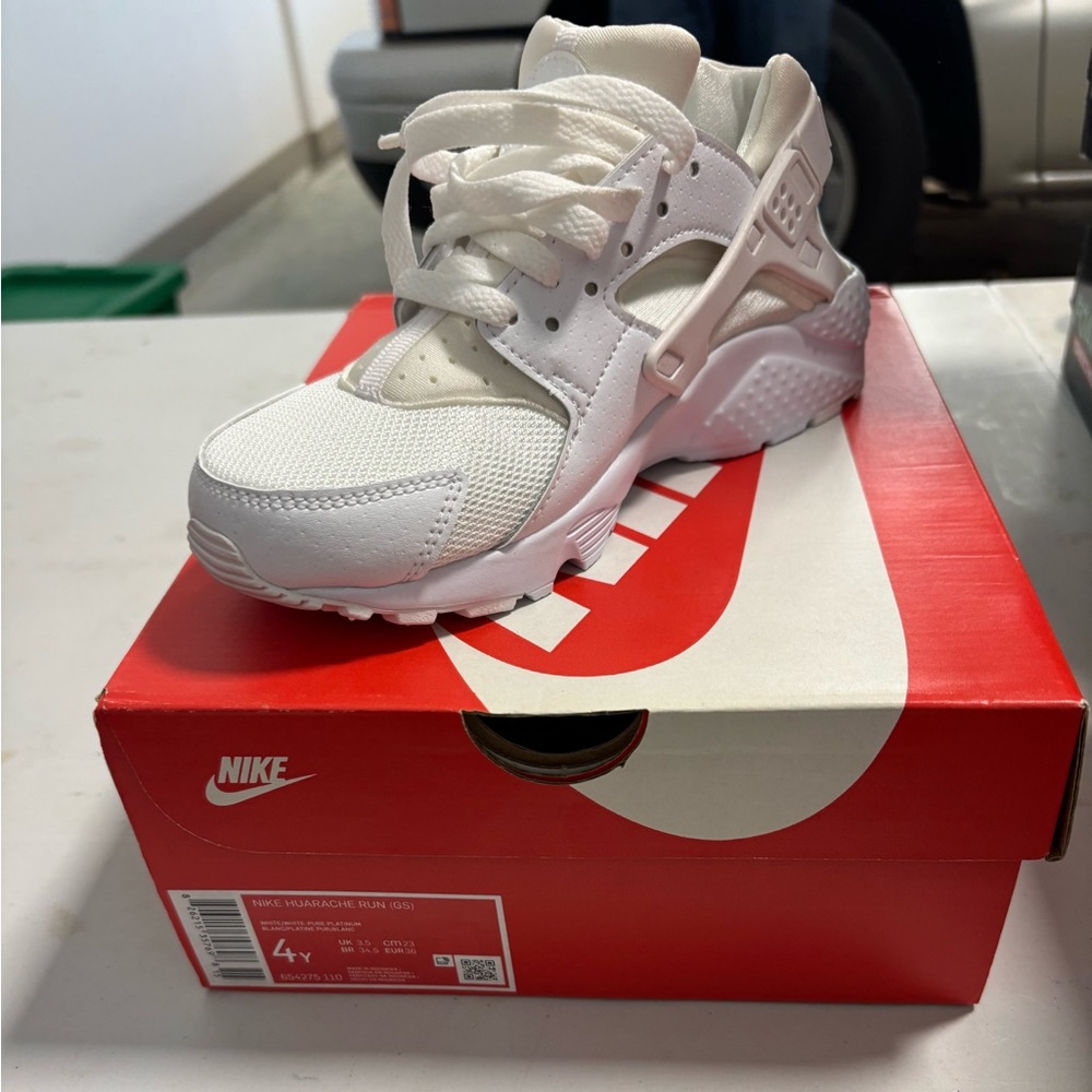Nike Huarache Run Sneakers - Kids 4Y (new in box)